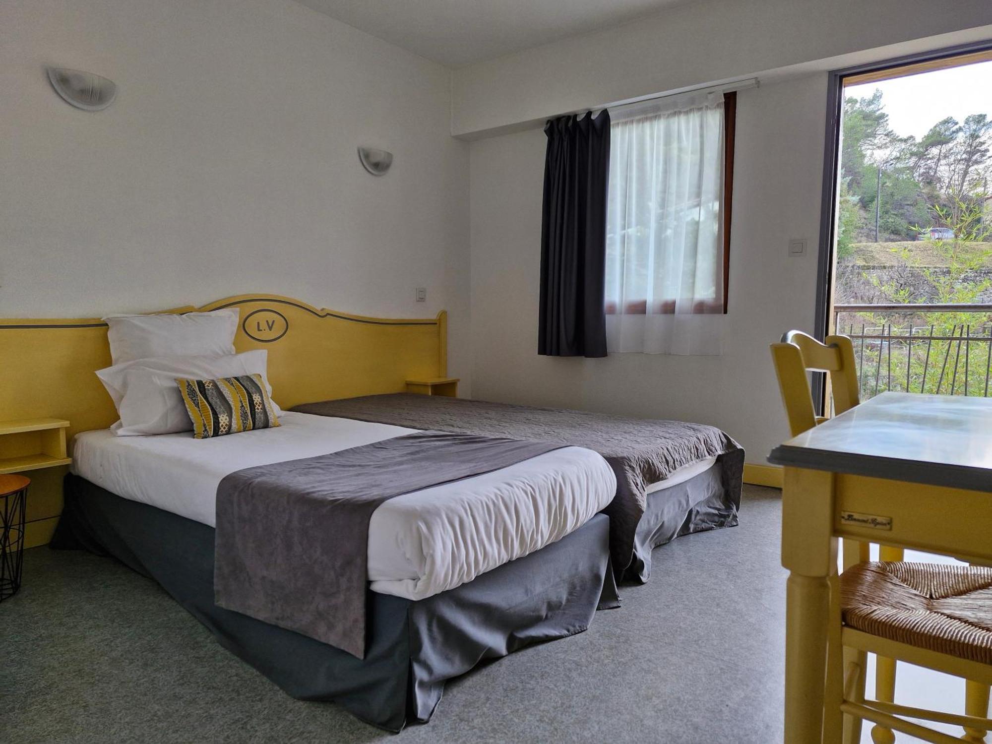 Hotel Le Vanseen Les Vans Zewnętrze zdjęcie