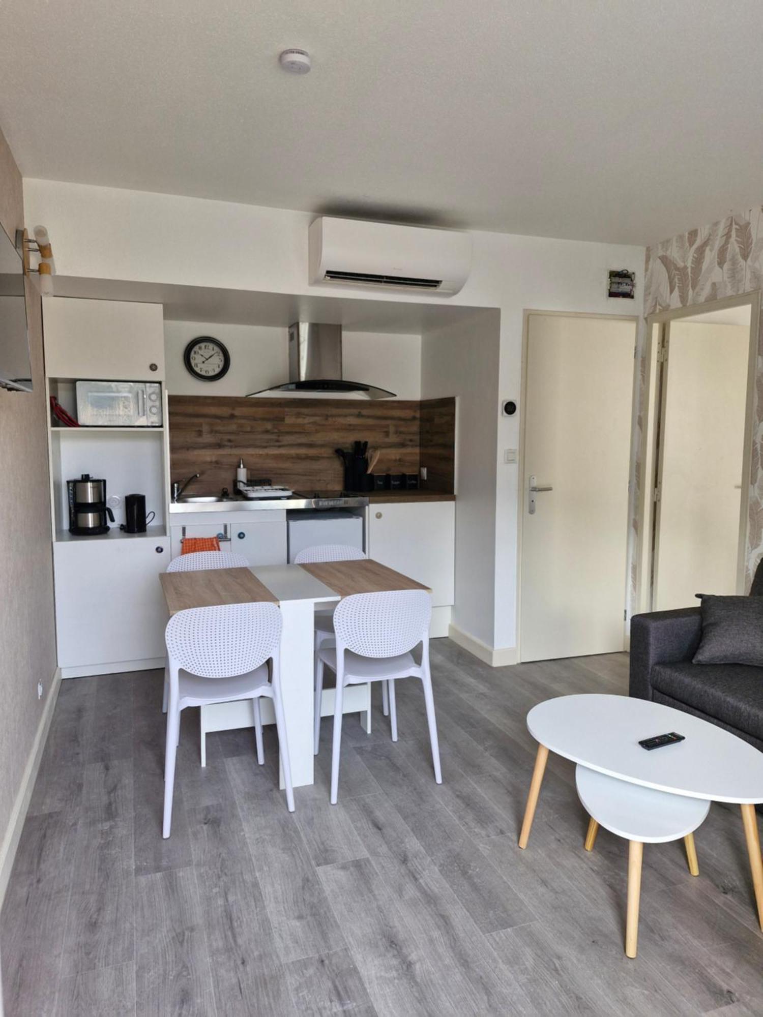 Hotel Le Vanseen Les Vans Zewnętrze zdjęcie