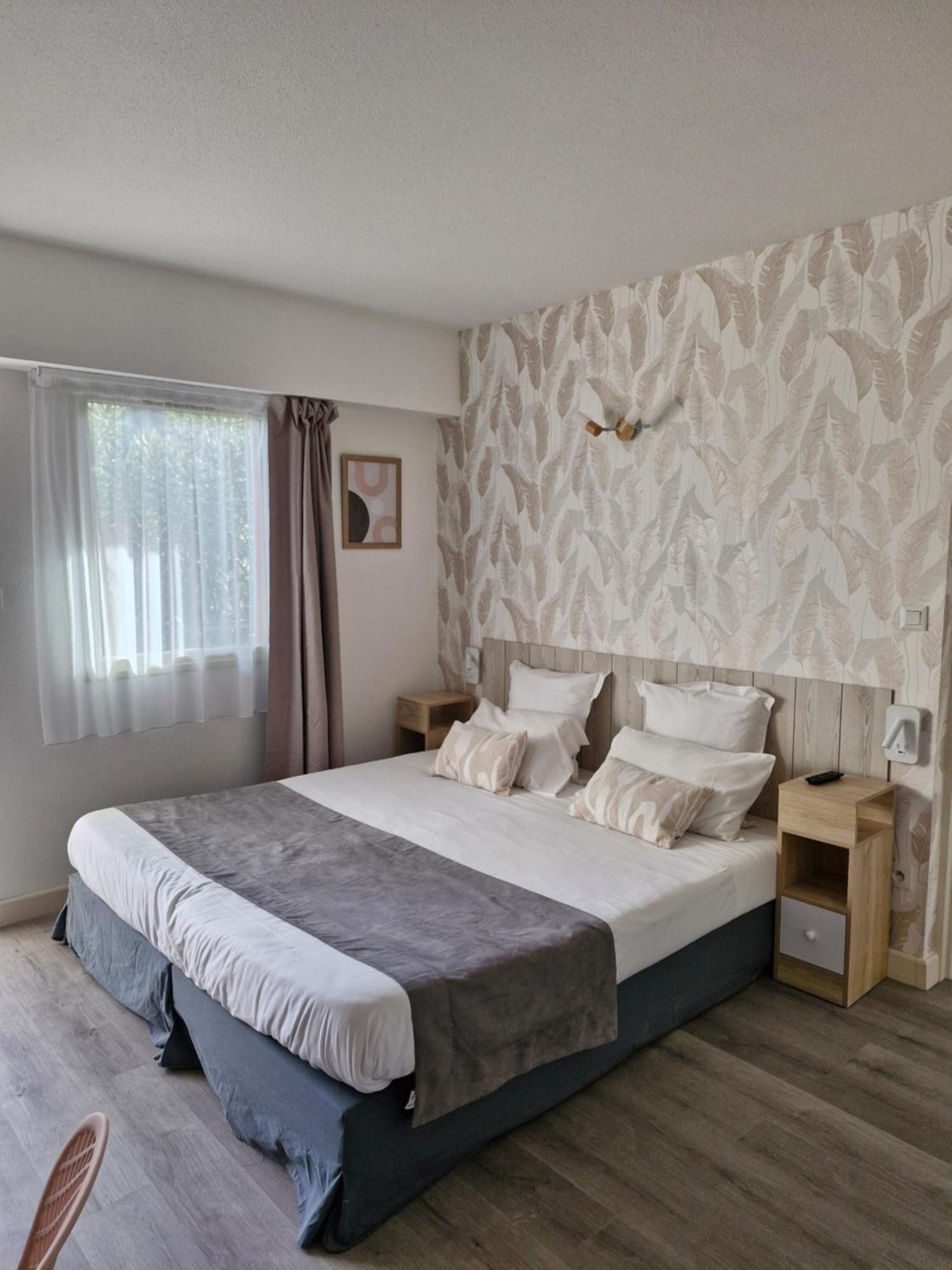 Hotel Le Vanseen Les Vans Zewnętrze zdjęcie